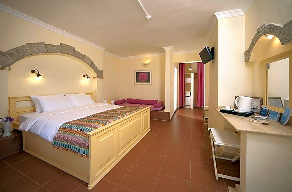 Maya Bistro Hotel & Beach