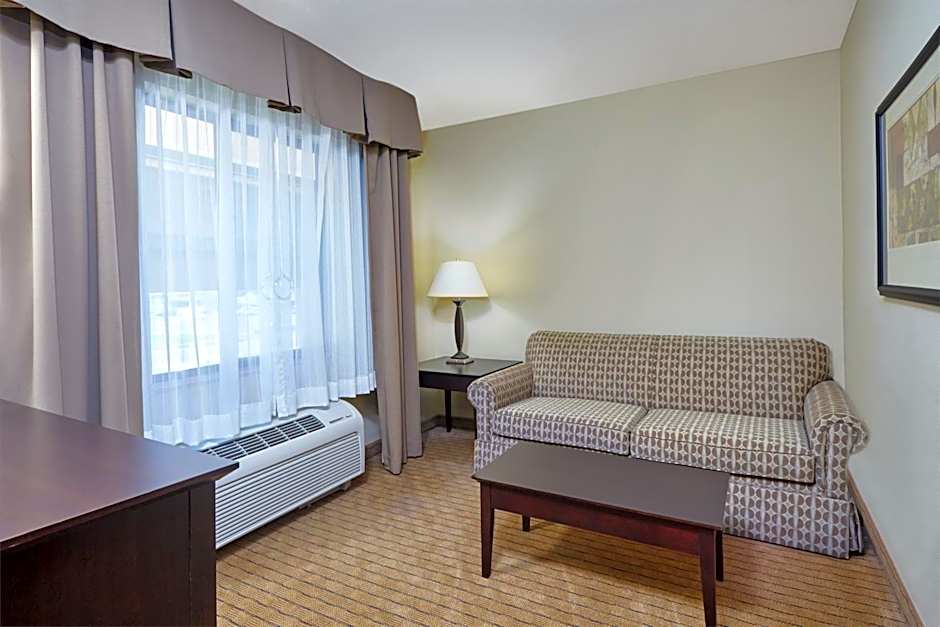 Holiday Inn Express & Suites Verona By IHG