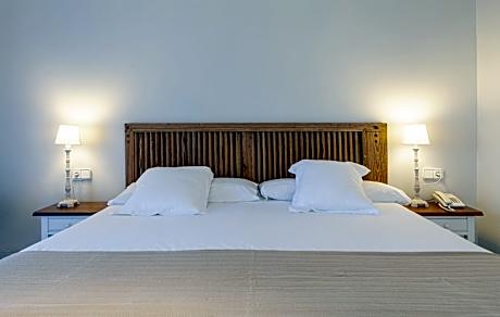 DOUBLE ROOM WITH EXTRA BED FOR 2 ADULTS + 1 CHILD