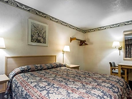 1 King Bed Nonsmoking