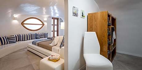 Elite Suite with Private Heated Outdoor Pool & Caldera Sea View