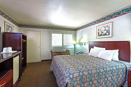 1 King Bed Mobility/Hearing Accessible Room Roll-In Shower Non-Smoking