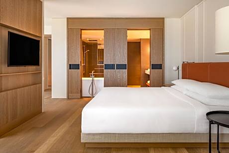 Premium King Suite - Club Lounge Access