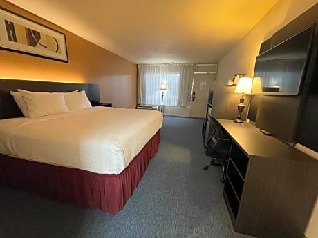 King Room with Mobility Access and Bathtub with Grab Bars, Non-Smoking