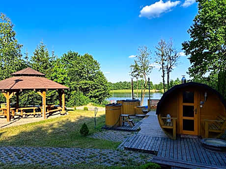 Domki Borowiackie nad brzegiem jeziora