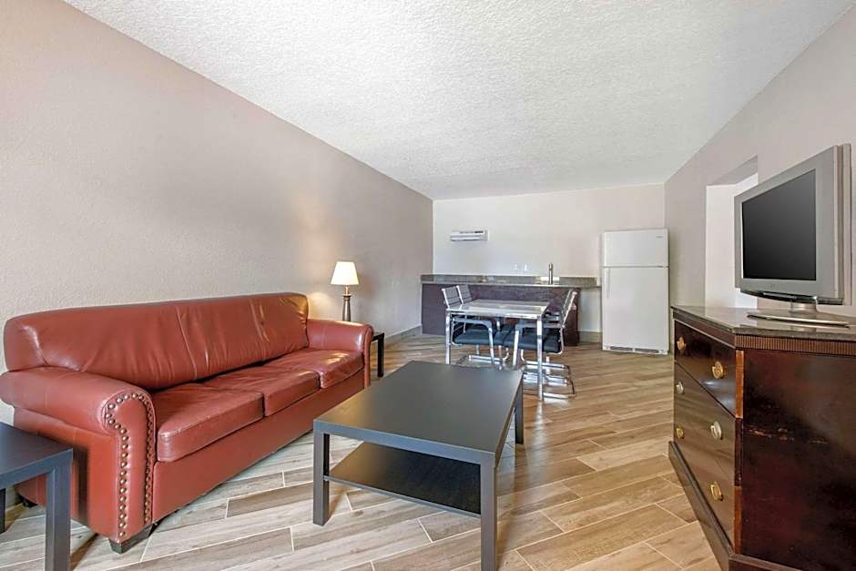 Clarion Inn & Suites Kissimmee-Lake Buena Vista South