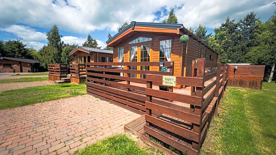 Angie's Haven, Superb 2 Bedroom Lodge with Hot Tub - Sleeps 6 - Felmoor Park