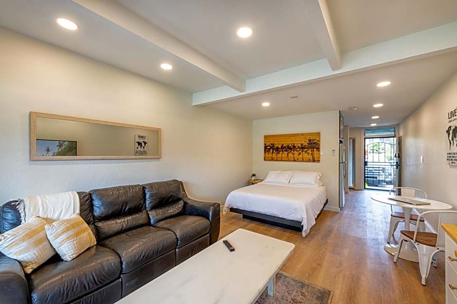 Modern Beachfront Studio: Full Kitchen & A/C