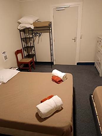 Basic Triple Room with Shared Bathroom