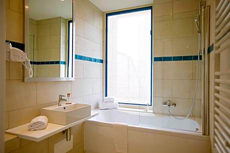 Comfort Room, Garden View (1 Queen Bed)