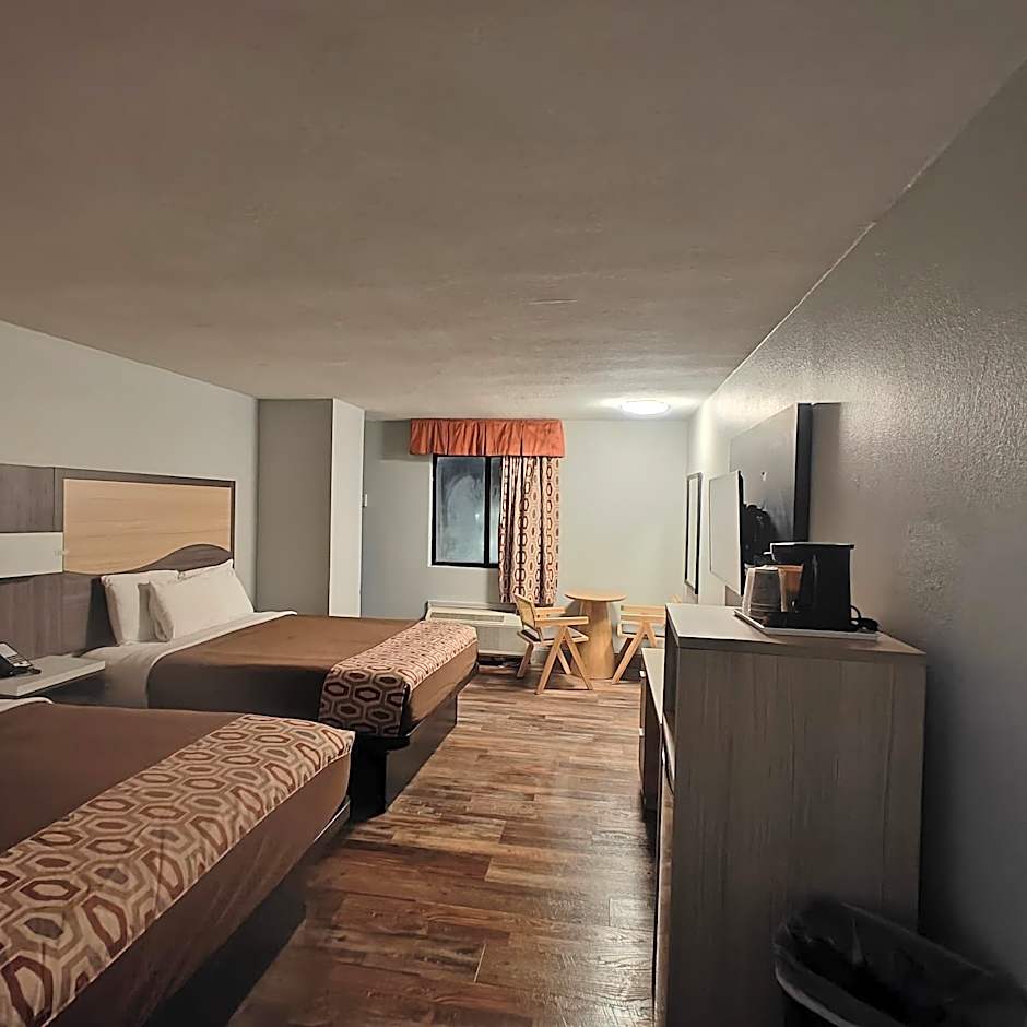 Mountain Vista Inn & Suites - Walking Distance to the Island