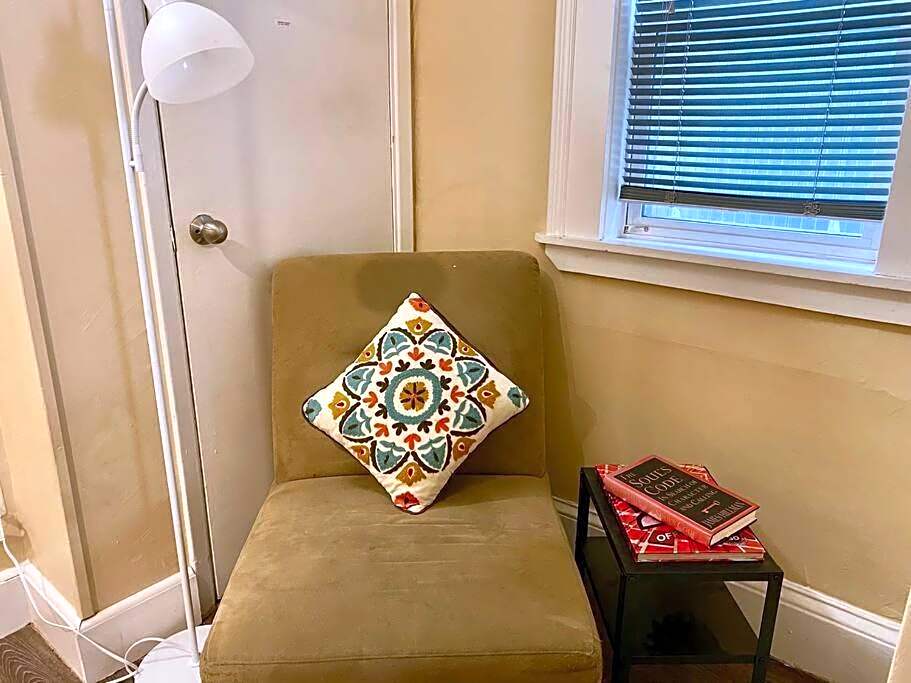 Large Townhouse, Lower Floor with AC, City Center