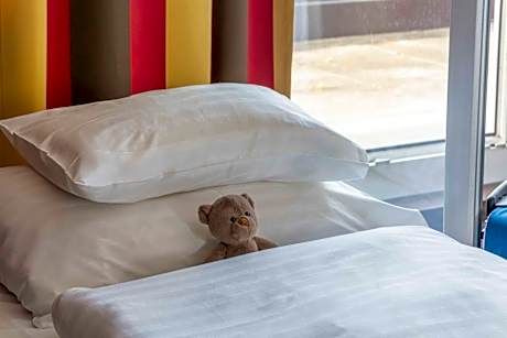 1 Double 1 Single Comfort Room Air-Conditioned Laptop Safe Can Convert To Two Single Beds Work Desk