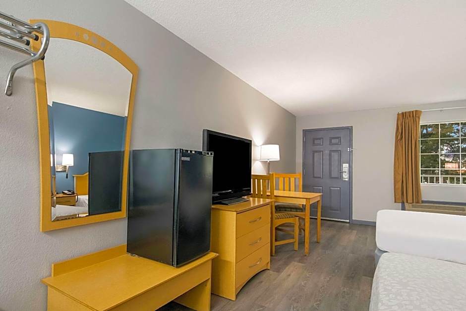 Econo Lodge Branson Theater District