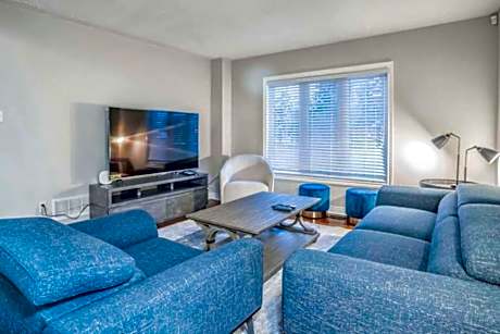 Stylish 4BR Home 20 Mins from YYZ