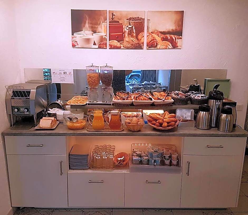 Hotel Les Palmiers En Camargue