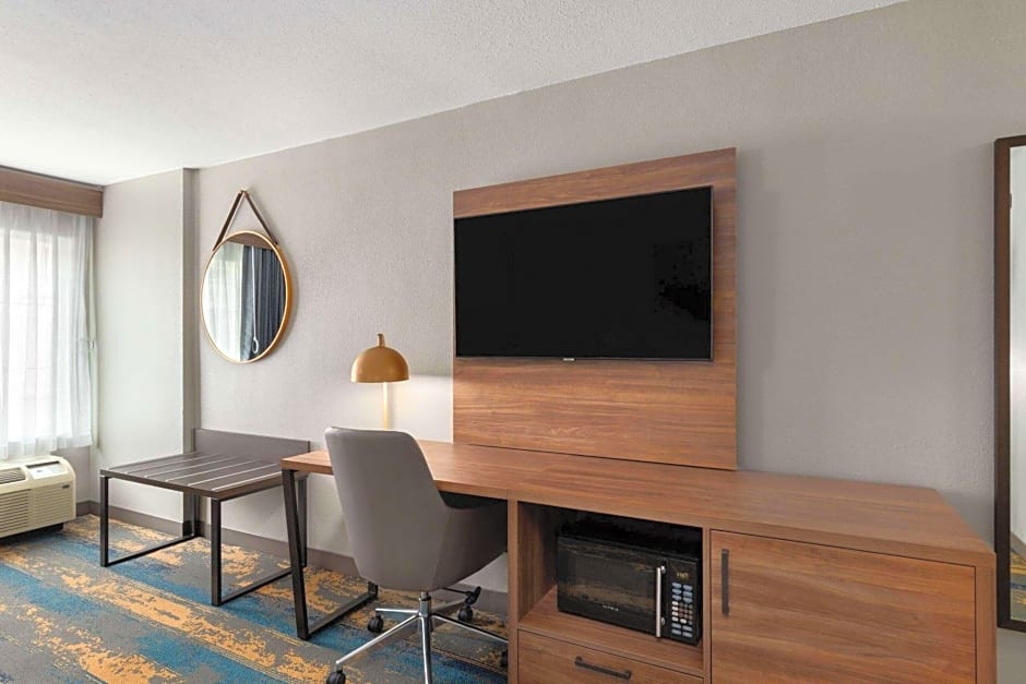 La Quinta Inn & Suites by Wyndham Knoxville Central Papermill