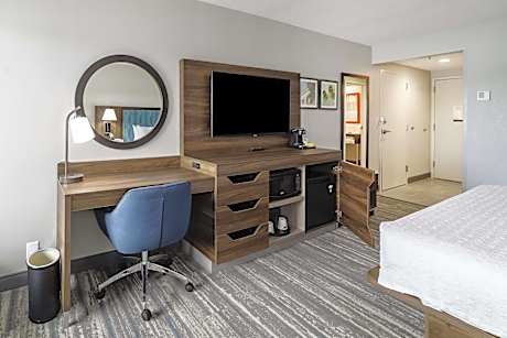 Standard King Room with Balcony/Non-Smoking