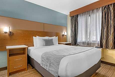 Queen Room with Roll-In Shower - Mobility Accessible