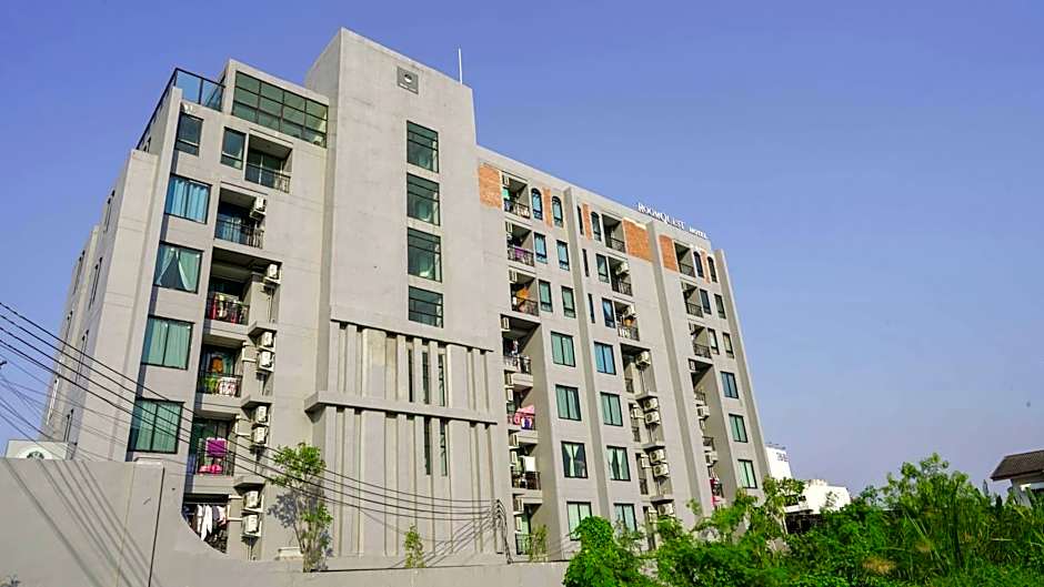 RQ Bangkok Sukhumvit 107 by Collection O