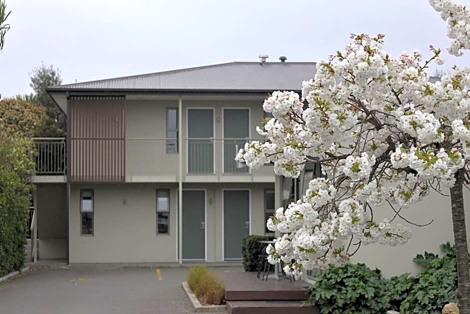 TOWER JUNCTION MOTOR LODGE- Motel with Airport and Railway Station Transport Service