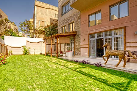 Spacious Garden Duplex near JW Marriott