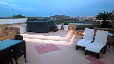 Pet Friendly Penthouse  Rooftop Jacuzzi with Views