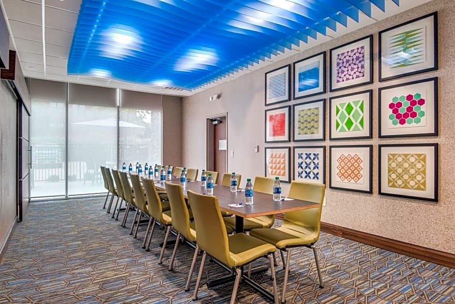 Holiday Inn Express & Suites Dallas North - Addison