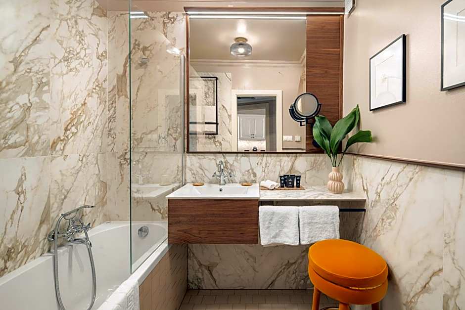 Queen'S Court Hotel & Residence