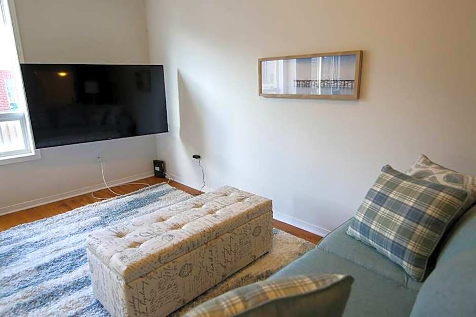 Executive 3 Bedroom townhouse close to the Lake