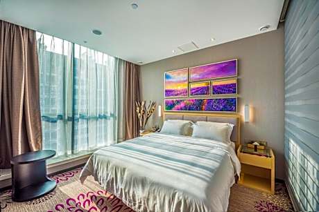 Standard queen size bed room