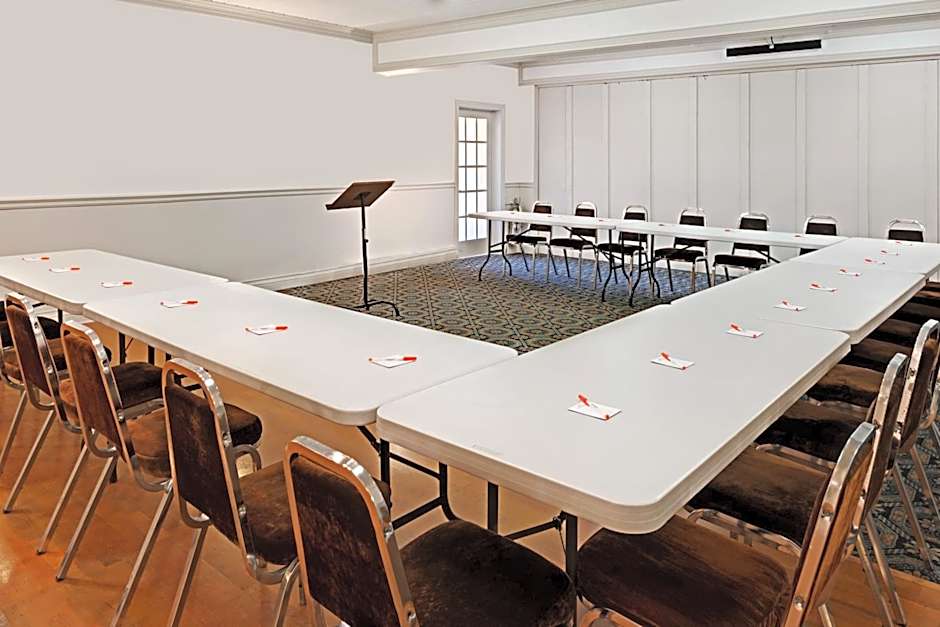 Howard Johnson by Wyndham Lindsay