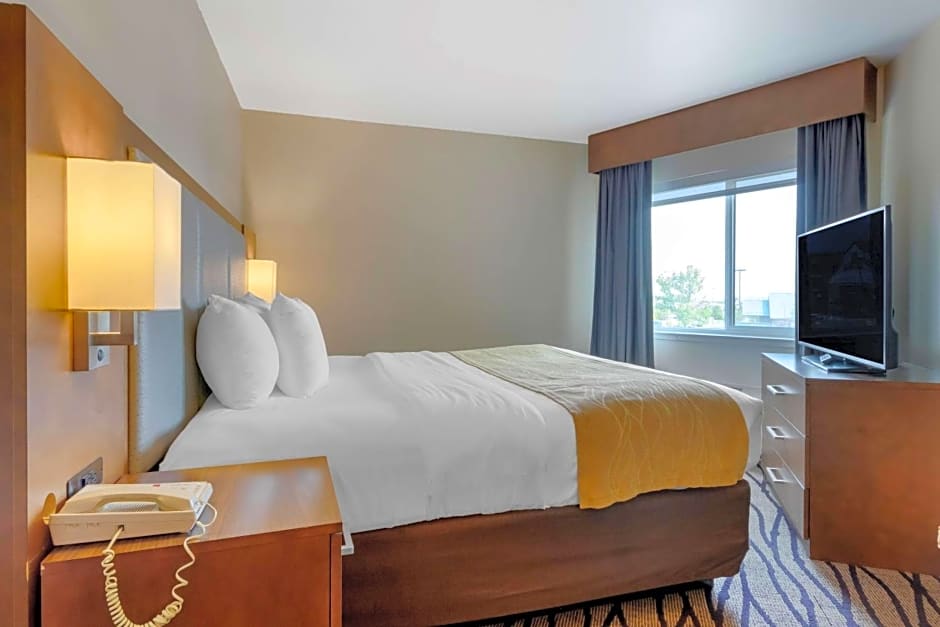 Comfort Inn & Suites Market - Airport