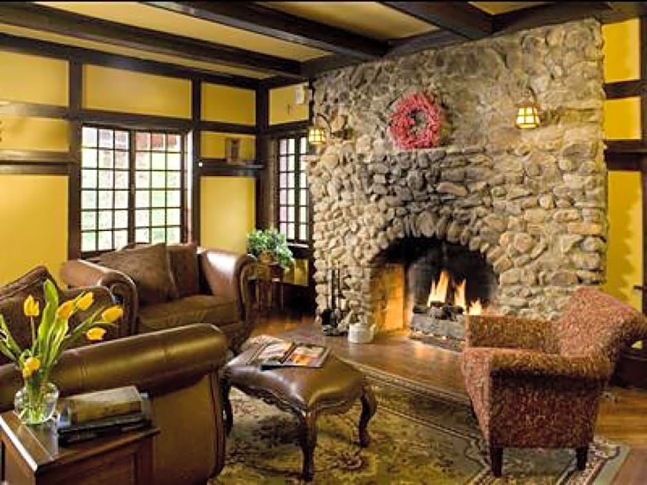 Hilltop Manor Bed And Breakfast