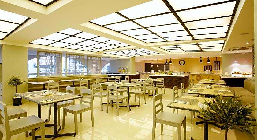 The Quarter Hualamphong by UHG