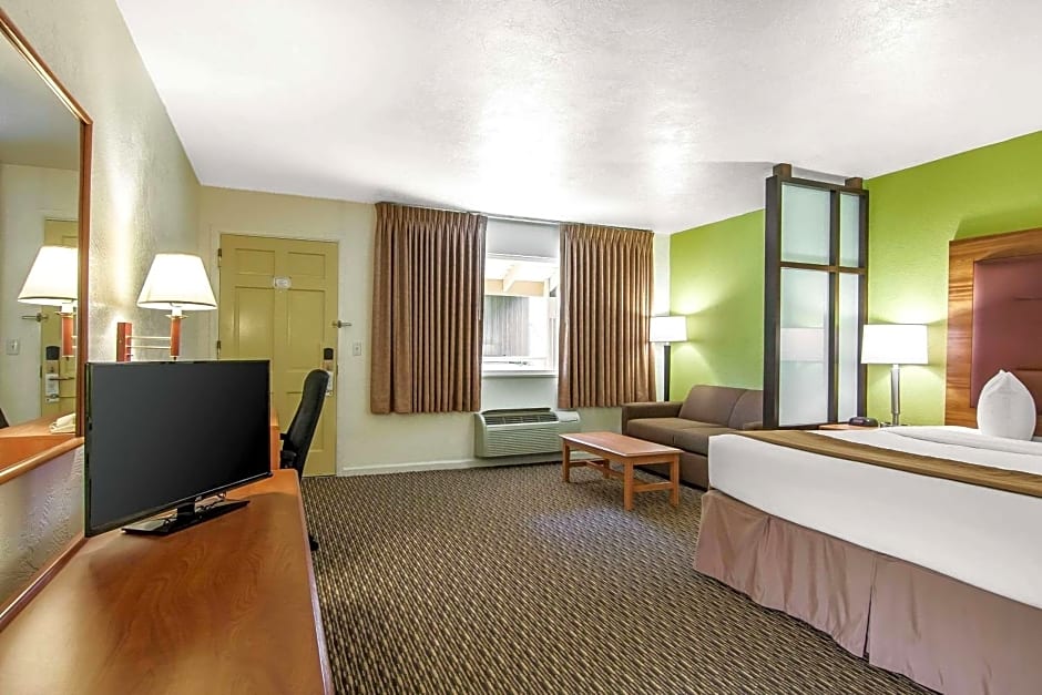 Quality Inn & Suites At Coos Bay