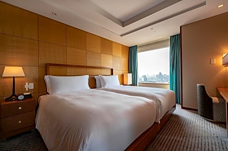 One-Bedroom Twin Suite with Lounge Access