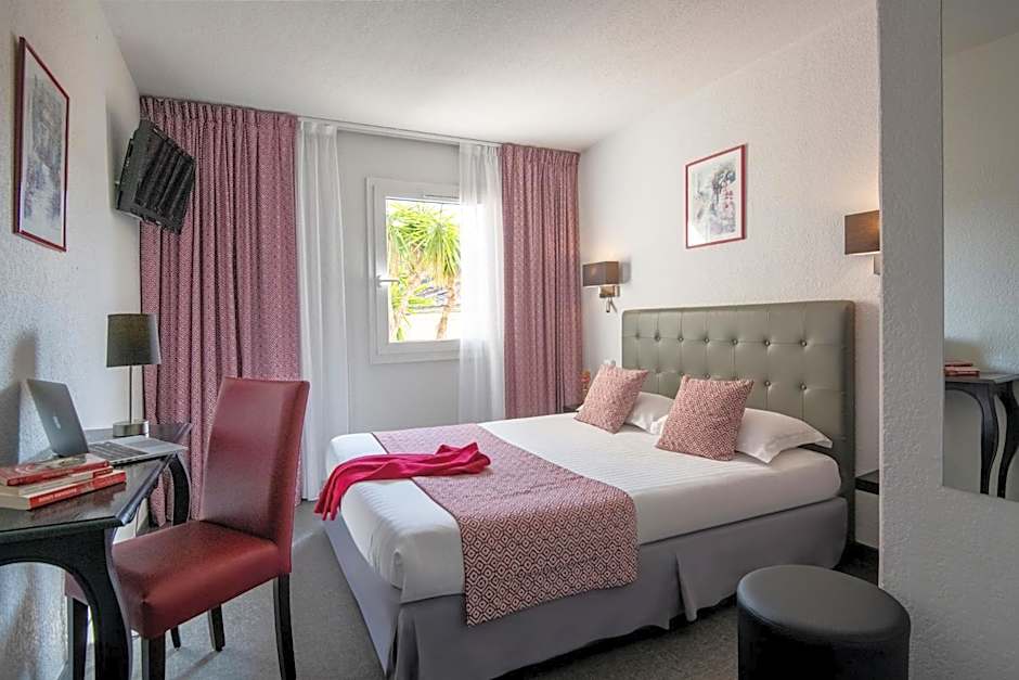 Photo 1 of 50 of Hotel du Forum
