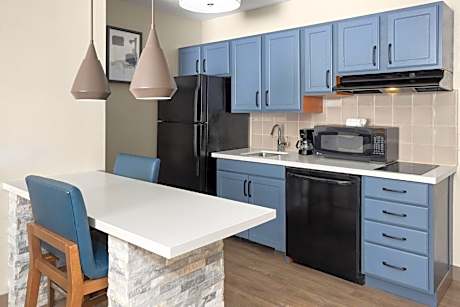 One-Bedroom Suite with Tub - Mobility Accessible