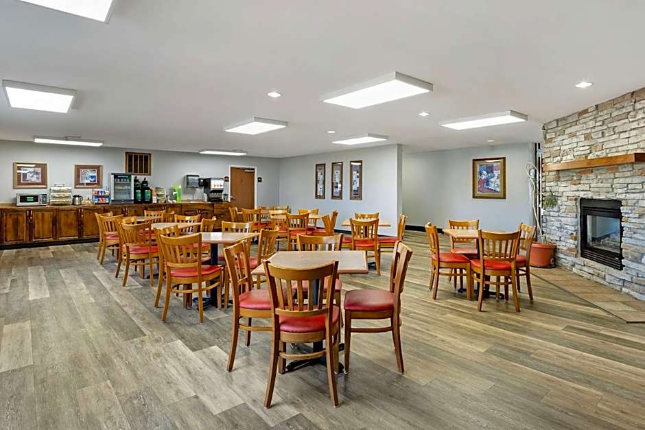 Quality Inn & Suites Fort Madison near Hwy 61