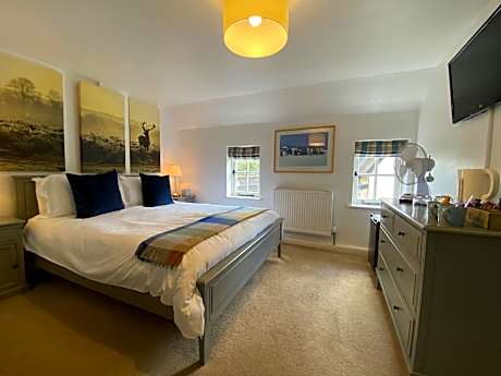 Standard-King-Ensuite with Shower-Courtyard view-First floor