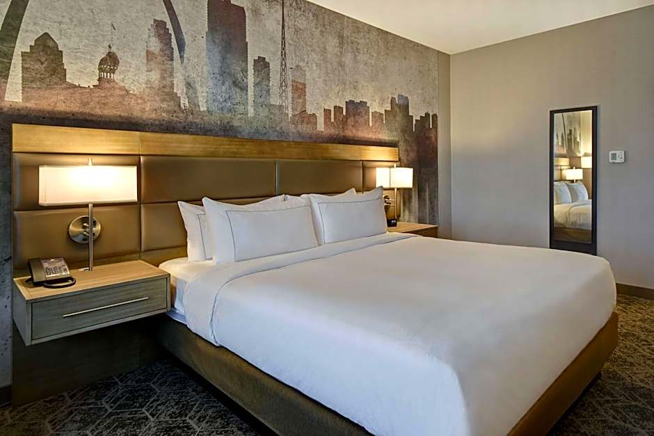 DoubleTree by Hilton St. Louis-Airport