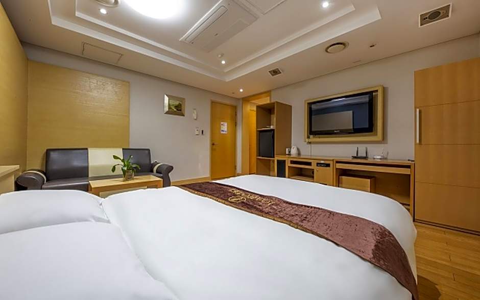 Photo 1 of 13 of Deluxe