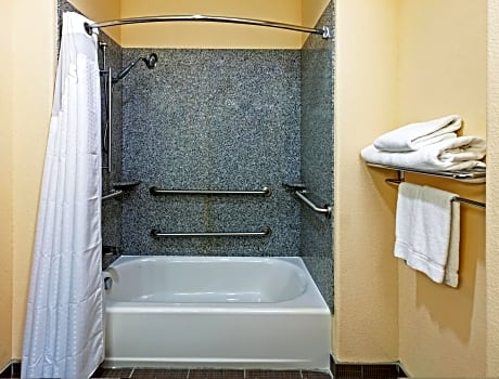 Holiday Inn Express & Suites Cleveland, an IHG Hotel