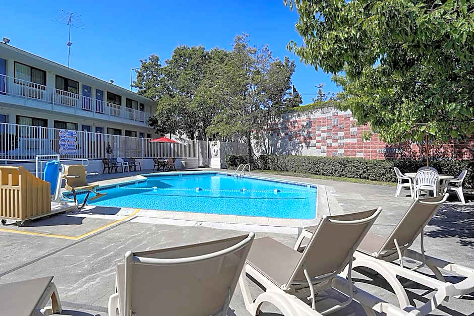 Super 8 by Wyndham Walnut Creek