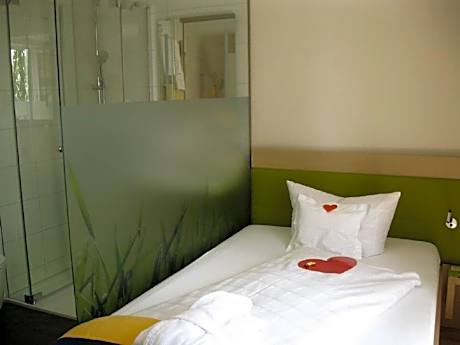 Single Room to the side