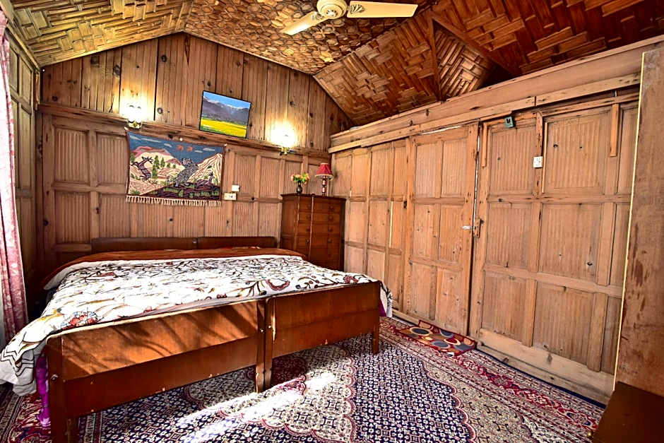 Golden Hopes Group of Houseboats