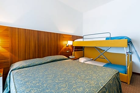 Family Room (2 Adults + 2 Children)