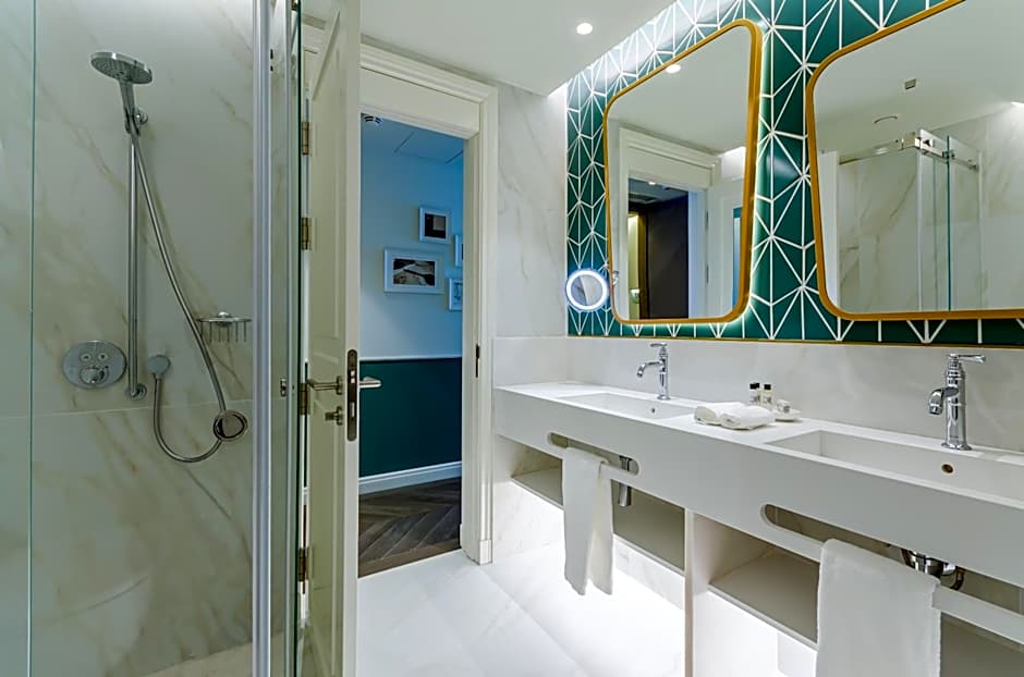 The Emerald House Lisbon, Curio Collection by Hilton