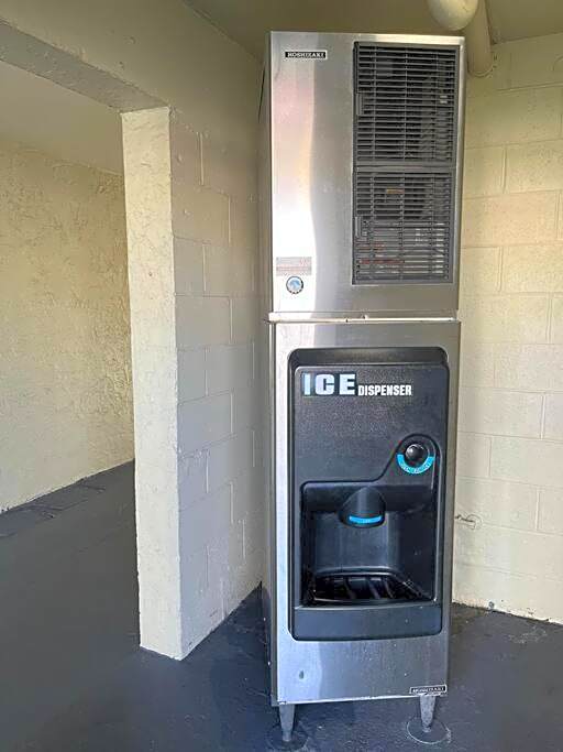 Newly Room in cozy hotel with Super location to the Parks